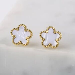 White five-leaf Adorable Stud earrings